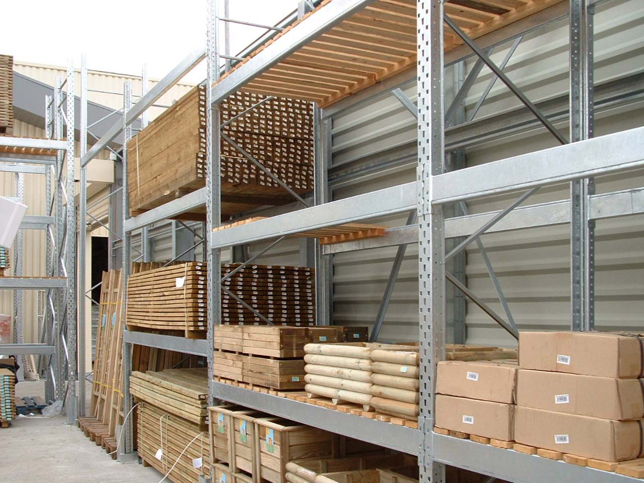 Outdoor pallet storage in galvanised racks