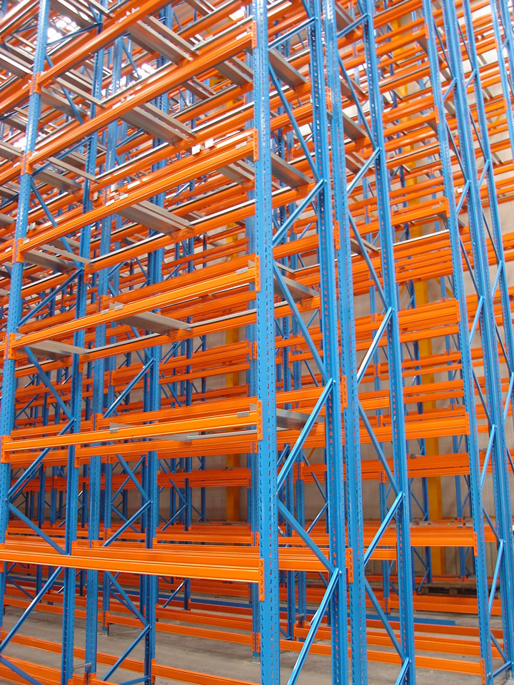 Containers or pallets stored on depth supports