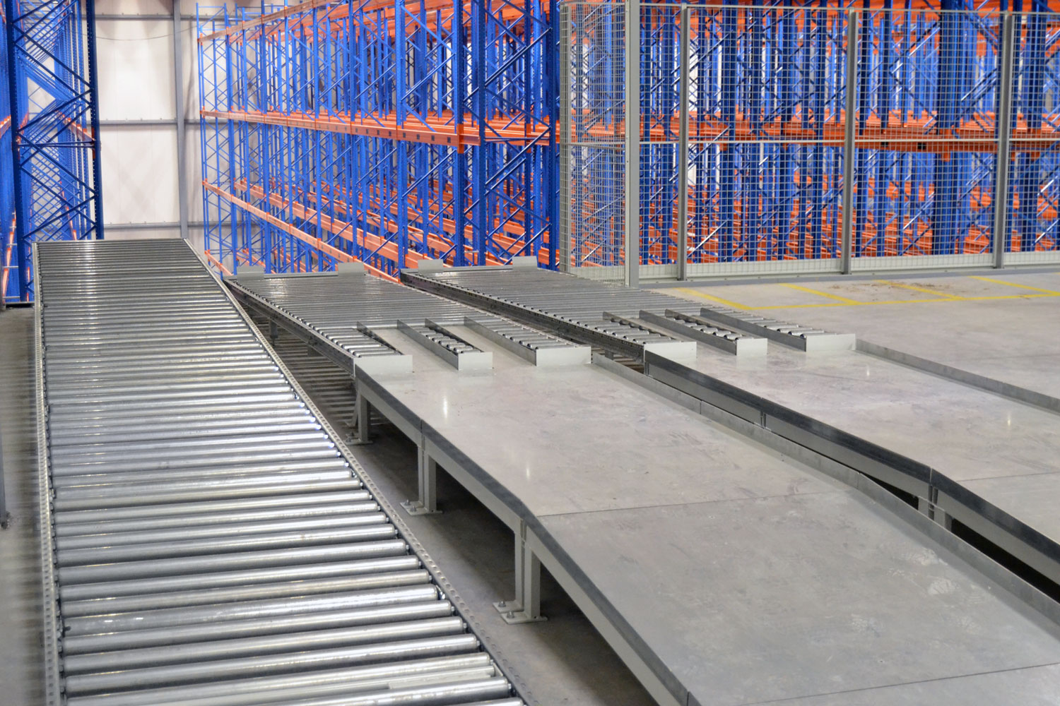 Roller conveyor on storage platform