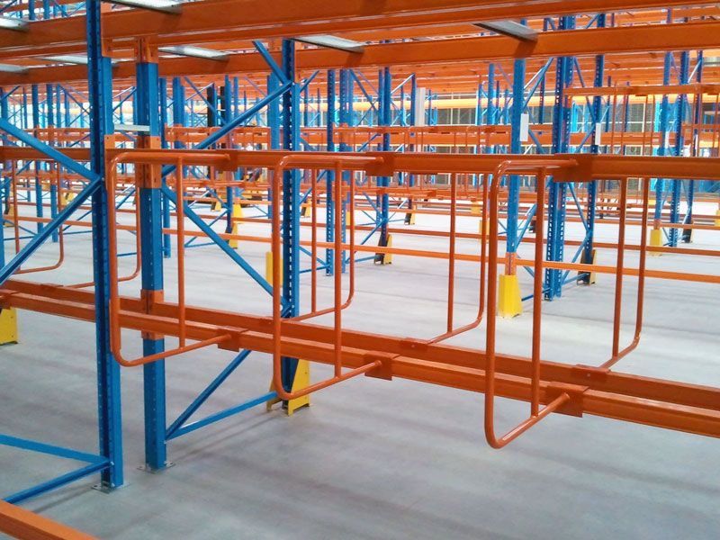 Sliding dividers for selective racking
