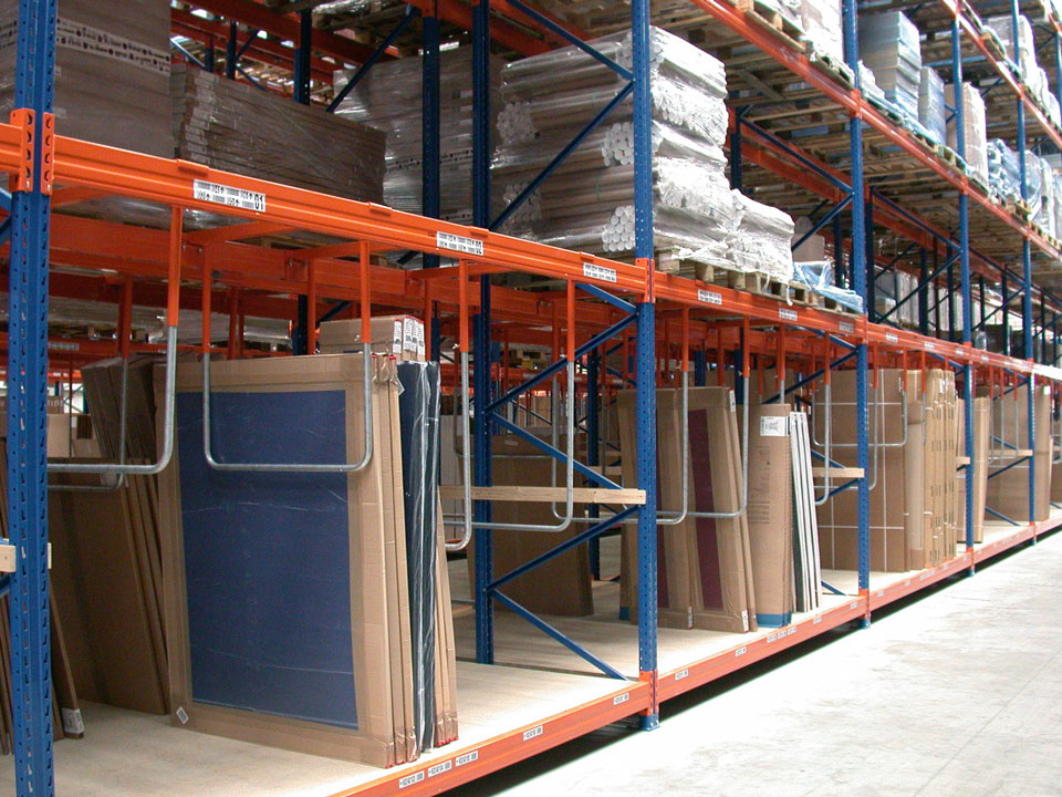 Vertical sheet rack with hanging dividers
