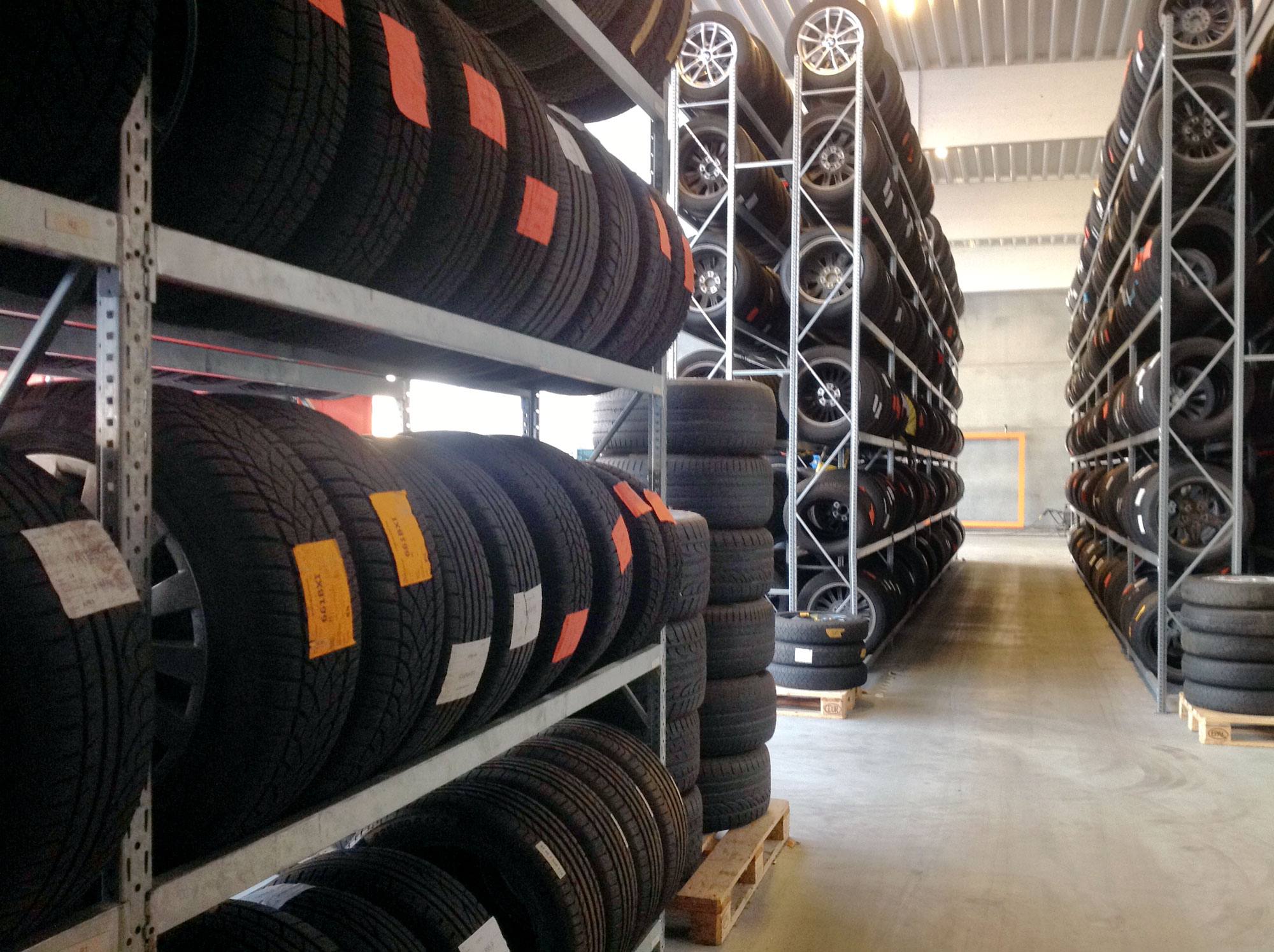 Regály na uskladnenie pneumatíkEfektívne skladovanie všetkých pneumatík Ste profesionálom v automobilovej oblasti a chceli by ste si zorganizovať skladovaciu a pracovnú oblasť? Vďaka poloťažkým regálom so špeciálnymi nosníkmi dokážete uskladniť pneumatiky bez ich poškodenia a narušenia ich tvaru. Policové regály stow Minirack sú ideálnym riešením na skladovanie pneumatík a diskov. Nosníky navrhnuté na zákazku bránia odkotúľaniu pneumatík. Vertikálne uskladnenie pneumatík umožňuje uskladniť väčší počet pneum