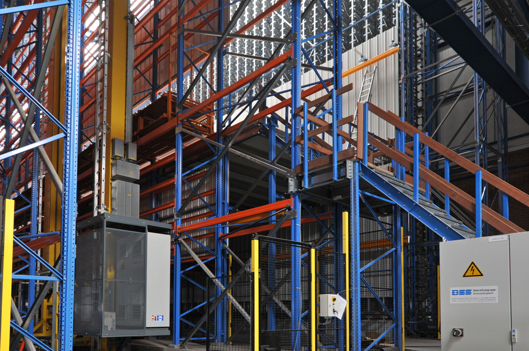 Automated stacker crane for pallets